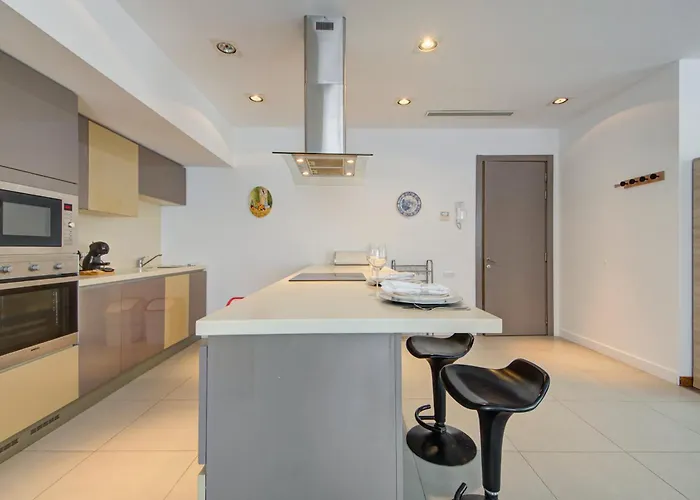 St Julian's 2br With Private Jacuzzi