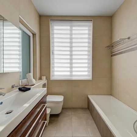 St Julian's 2br With Private Jacuzzi سانت جوليان