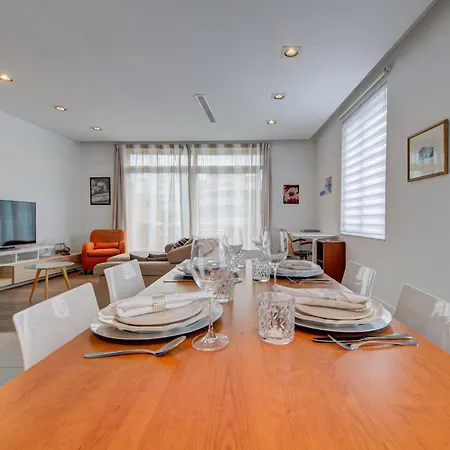 St Julian's 2br With Private Jacuzzi سانت جوليان