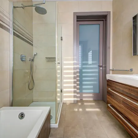 St Julian's 2br With Private Jacuzzi