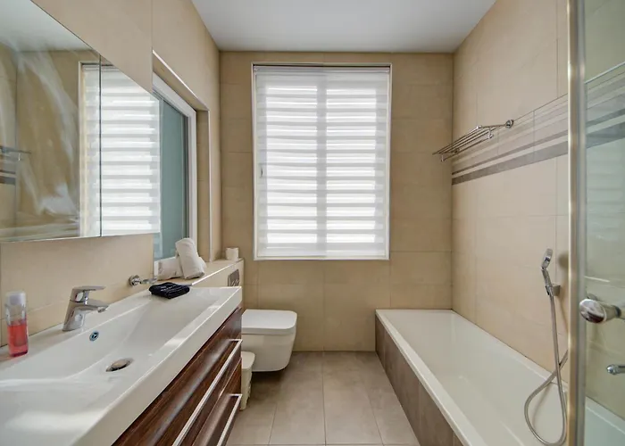 St Julian's 2br With Private Jacuzzi St. Julian's